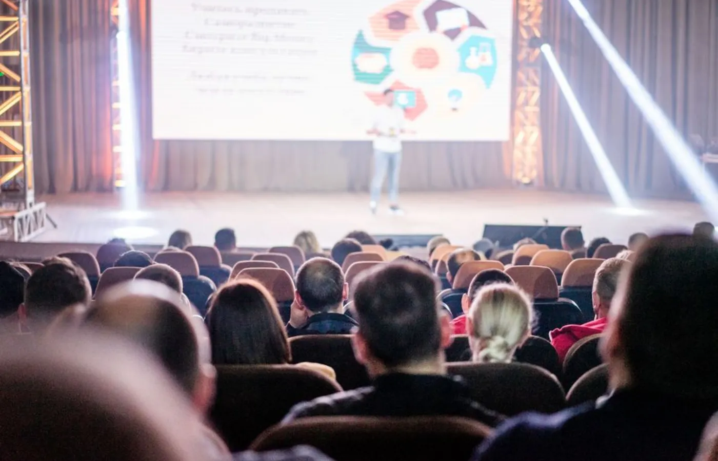 Audiență atentă la un eveniment corporate