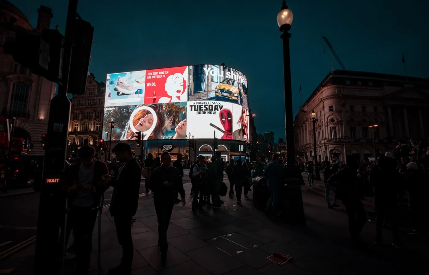 Publicitate stradală iluminată pe timp de noapte